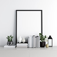 cadre photo noir appuyé sur une table